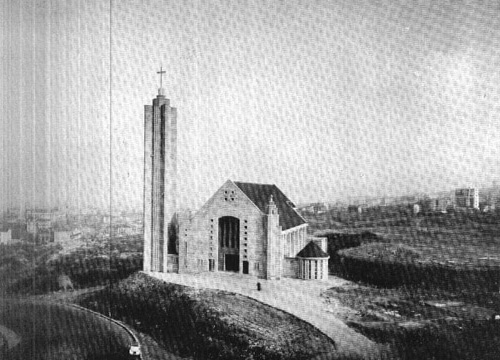 Basílica no meio dos terrenos vazios, 1955